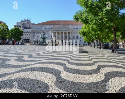 Place Rossio ou place Pedro IV (Praça de D. Pedro IV) avec pavé de mosaïque typique portugais pavé fait main et le Théâtre national, à LIS Banque D'Images