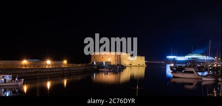 Vue sur le vieux port d'Héraklion avec la forteresse vénitienne de Koules la nuit. Crète, Grèce. Héraklion la nuit. Fort Koule à Iraklion, nuit. Banque D'Images