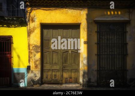 La Havane, Cuba, juillet 2019, gros plan d'un mur de maison coloré dans la partie ancienne de la ville Banque D'Images