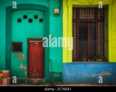 La Havane, Cuba, juillet 2019, gros plan d'un mur de maison coloré dans la partie ancienne de la ville Banque D'Images