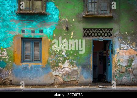 La Havane, Cuba, juillet 2019, gros plan d'un mur de maison coloré dans la partie ancienne de la ville Banque D'Images