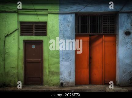 La Havane, Cuba, juillet 2019, gros plan d'un mur de maison coloré dans la partie ancienne de la ville Banque D'Images