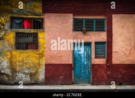 La Havane, Cuba, juillet 2019, gros plan d'un mur de maison coloré dans la partie ancienne de la ville Banque D'Images