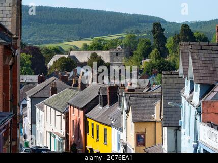 La vue sur High Street en direction de l'église Saint-Jean-Baptstist, Clune, Shropshire. Banque D'Images