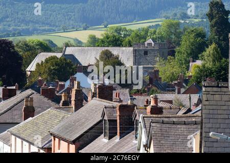 La vue sur High Street en direction de l'église Saint-Jean-Baptstist, Clune, Shropshire. Banque D'Images