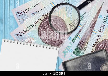 10 billets de loterie polonais et loupe avec sac à main noir et bloc-notes. Concept de fausse monnaie. Recherchez des différences dans les détails sur la facture Banque D'Images