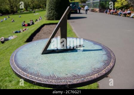 Sundial aux jardins botaniques de Glasgow, en Écosse Banque D'Images