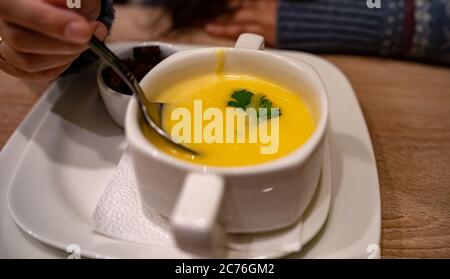 Soupe à la crème de fromage sur la table dans le café Banque D'Images