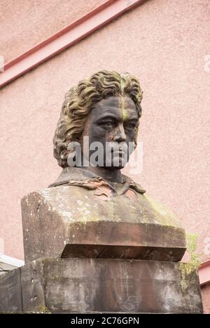 L'énorme buste de Beethoven sur le toit de l'immeuble de la rue Renfrew Glasgow peu avant qu'il ne soit enlevé. Banque D'Images