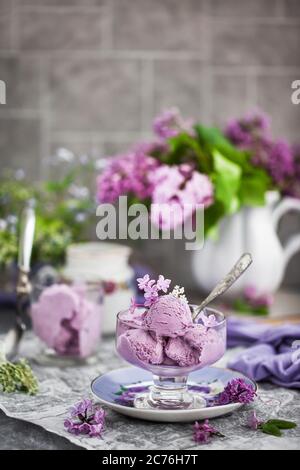 Tasse de délicieux mûre de myrtille maison et lilas sur fond Banque D'Images