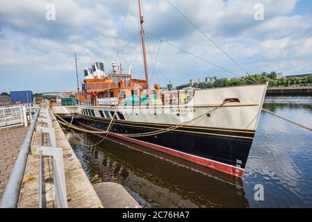 PS Waverley le dernier bateau à aubes en mer du monde amarré au Glasgow Science Center Glasgow, en Écosse. Banque D'Images