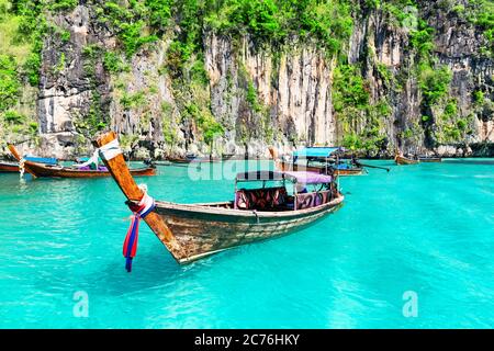 Célèbre lagune de la baie Maya à l'île Ko Phi Phi Leh avec bateau traditionnel thaïlandais à longue queue, entouré de falaises calcaires dans la province de Krabi, mer d'Andaman. TH Banque D'Images