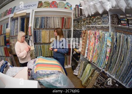 Les femmes magasinent pour le tissu d'ameublement Banque D'Images