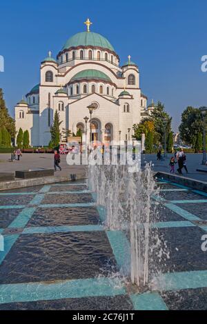 Belgrade, Serbie - 15 octobre 2019 : Église orthodoxe de marbre blanc Saint Sava à Belgrade, Serbie. Banque D'Images