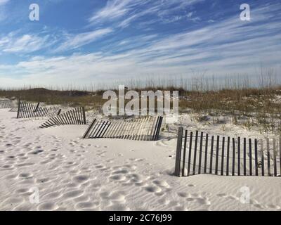 Clôtures en bois sur la plage, Pensacola, Santa Rosa Island, Floride, États-Unis Banque D'Images