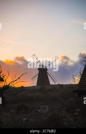 La silhouette du Moulin de Rotingdean au coucher du soleil Banque D'Images