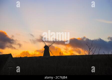 La silhouette du Moulin de Rotingdean au coucher du soleil Banque D'Images