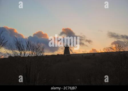 La silhouette du Moulin de Rotingdean au coucher du soleil Banque D'Images