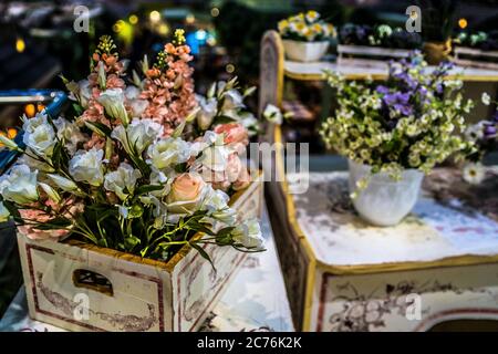 Décoration de différentes fleurs artificielles. Gros plan de l'installation de fleurs inanimées. Banque D'Images