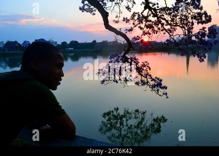 Le jacaranda violet fleurit au-dessus du lac à Antananarivo, Madagascar Banque D'Images