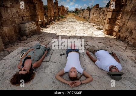 Meilleurs amis qui s'y sont installés dans les ruines de Tyr. Repos après excursion le long de la nécropole au Liban. Lieu touristique. Patrimoine mondial. Personnes actives Ta Banque D'Images