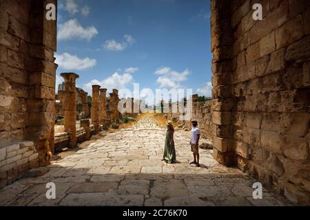 Couple actif avec plaisir visite de ruines de Tyr. Profitez de l'architecture ancienne majestueuse. Passer des vacances romantiques au Liban. Banque D'Images