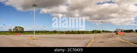 Cardiff, pays de Galles - juillet 2020 : parking de longue durée déserté à l'aéroport de Cardiff, pays de Galles. Si ce n'est pas le cas pour le coronavirus, le parking sera plein pour l'été Banque D'Images