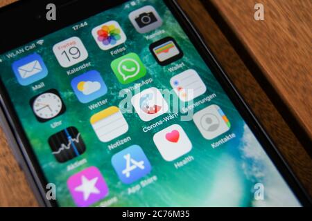 Icône active de l'application Corona WARN allemande sur l'écran d'accueil d'un iPhone 7 d'Apple. Banque D'Images