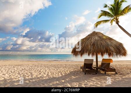 Chaises de plage avec parasol et belle plage de sable à Punta Cana, République Dominicaine Banque D'Images