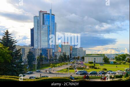 MINSK, BÉLARUS - 17 JUILLET 2019 : ligne d'horizon du centre-ville de Minsk, route et architecture moderne. Minsk - capitale de la Biélorussie Banque D'Images