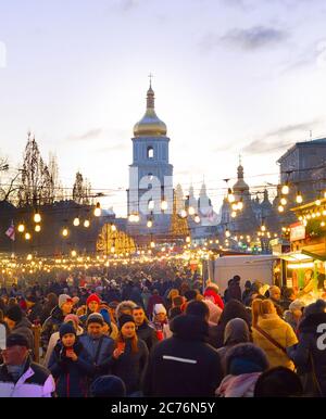 KIEV, UKRAINE - 06 janvier 2020 : nouvelle année qui fréquentent et marché de Noël dans une vieille ville de Kiev, avec Sophia cathédrale en arrière-plan Banque D'Images