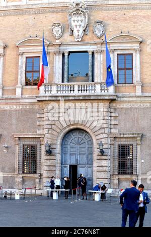 Roma, Italie. 14 juillet 2020. Rome, Piazza Farnese: 231e anniversaire de la prise de la Bastille à l'Ambassade de France. Crédit: SPP Sport presse photo. /Actualités en direct d'Alay Banque D'Images