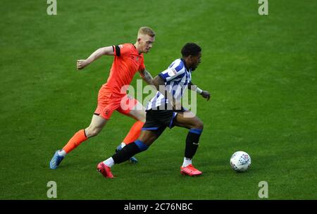 Lewis O'Brien (à gauche) et le mercredi de Sheffield, Kadeem Harris, se battent pour le ballon lors du match du championnat Sky Bet à Hillsborough, Sheffield. Banque D'Images