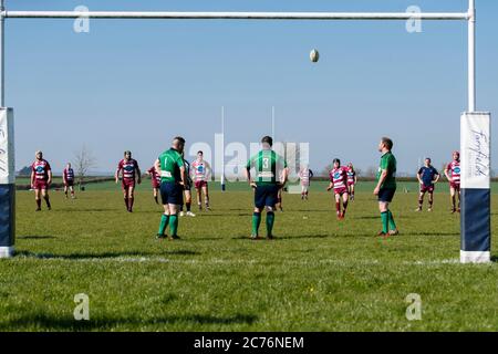 Conversion en coups de pied du joueur Swanage. NDRFC 1st XV vs Swanage & Wareham RFC 1st XV, samedi 8 avril 2017 - North Dorset RFC - Gillingham - Dorset - E Banque D'Images