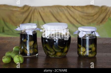 Nocino Jars liqueur italienne à base de noix non mûres Banque D'Images