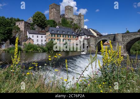 Château de Runkel au-dessus de la rivière Lahn à Runkel, ville du quartier Limbourg-Weilburg à Hesse, Allemagne, Europe Banque D'Images