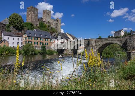 Château de Runkel au-dessus de la rivière Lahn à Runkel, ville du quartier Limbourg-Weilburg à Hesse, Allemagne, Europe Banque D'Images