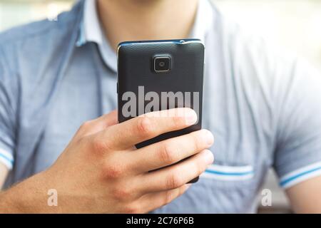 L'homme en utilisant son téléphone portable outdoor, Close up Banque D'Images