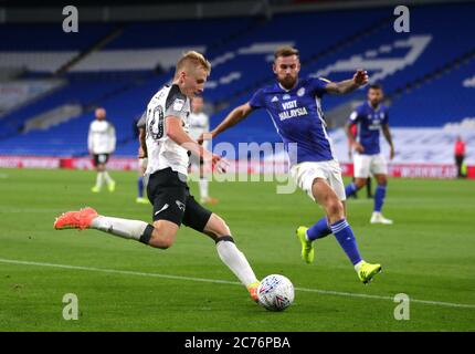 Louie Sibley (à gauche) du comté de Derby en action pendant le match de championnat Sky Bet au stade de Cardiff City. Banque D'Images