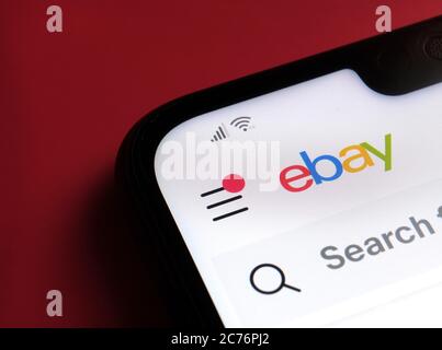 Stone / UK - juillet 14 2020: EBay application vu dans le coin du téléphone mobile avec grand logo, barre de recherche et notification. Banque D'Images