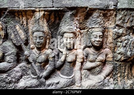 Le mur caché, la terrasse du Roi Leper, les sculptures de Nagas et les déités du monde inférieur, Angkor Wat, Siem Reap. Cambodge Banque D'Images