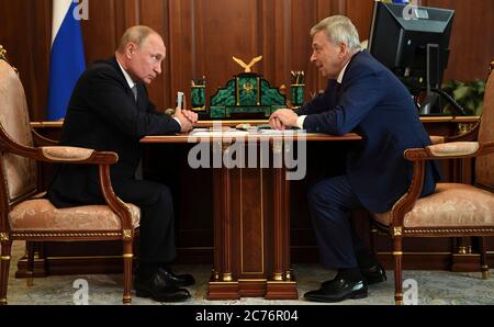 Moscou, Russie. 14 juillet 2020. Le président russe Vladimir Poutine, a une rencontre en face à face avec Ivan Dedov, président du Centre national de recherche médicale pour l'endocrinologie, pour discuter de la pandémie du coronavirus COVID-19 au Kremlin le 14 juillet 2020 à Moscou, en Russie. Credit: Alexei Nikolsky/Kremlin Pool/Alay Live News Banque D'Images