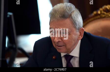 Moscou, Russie. 14 juillet 2020. Ivan Dedov, Président du Centre national de recherche médicale pour l'endocrinologie lors d'une rencontre en face à face avec le Président russe Vladimir Poutine pour discuter de la COVID-19, pandémie du coronavirus au Kremlin le 14 juillet 2020 à Moscou, Russie. Credit: Alexei Nikolsky/Kremlin Pool/Alay Live News Banque D'Images