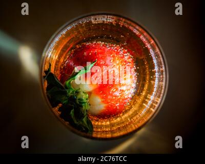 Fraise dans un verre de vin mousseux du dessus Banque D'Images