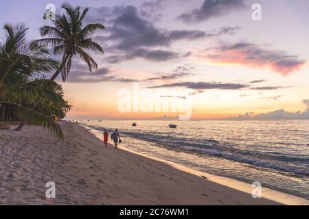 L'île Maurice, le morne, plage, jeune couple marchant le long de la rive Banque D'Images