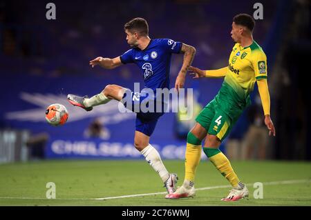 Christian Pulisic de Chelsea tire sous la pression de Ben Godfrey de Norwich City lors du match de la première Ligue au Stamford Bridge, Londres. Banque D'Images