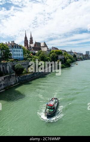 Bâle, BL / Suisse - 8 juillet 2020 : un bateau à remorqueurs qui se déplace en amont sur le Rhin au coeur de Bâle Banque D'Images