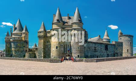 Panorama sur la porte d'entrée du château médiéval de Vitré en Bretagne en France Banque D'Images