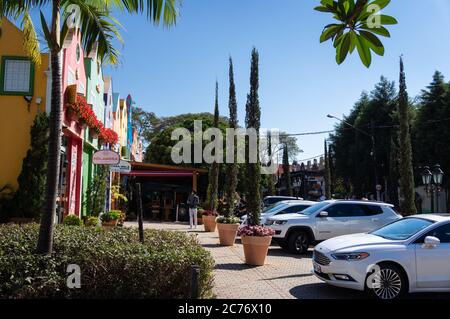 Vue au début de la rue Doria Vasconcelos, à côté du rond-point, des maisons colorées et quelques voitures garées en face. Banque D'Images