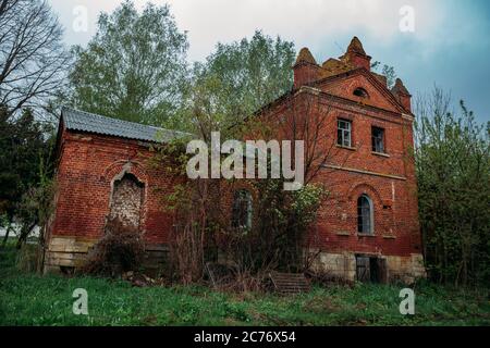 Ancien manoir abandonné en brique rouge. Ancien manoir de Bikovo, région de Lipetsk Banque D'Images